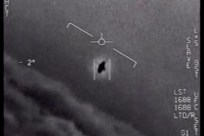 Pentagon har offentliggjort en video som viser en UFO utenfor kysten av San Diego i 2004, filmet fra en militær F/A-18 Super Hornet . Det amerikanske forsvarsdepartementet har etterforsket denne og lignende observasjoner. 