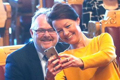 Daværende stortingsrepresentant Line Henriette Hjemdal (KrF) tar en selfie Per Sandberg før spørretimen i Stortinget.