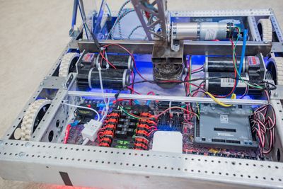 Mye elektronikk: Roboten styres trådløst og har en egen ruter (den hvite boksen midt i bildet).