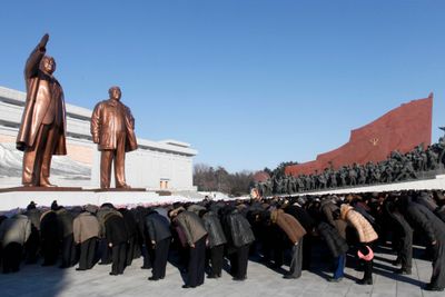 Illustrasjonsbilde fra en markering av seksårsdagen til Kim Jong Ils død ved  bronsestatuene av de avdøde lederne Kim Il Sung og Kim Jong Il på Mansu Hill i Nord-Koreas hovedstad Pyongyang i 2017.