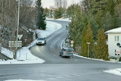 Dette krysset mellom Garderveien og Gamle Fetvei har en veldig ugunstig utforming. Begge vegene går i fall inn mot krysset. Problemene blir løst når Garderveien flyttes langt vekk.