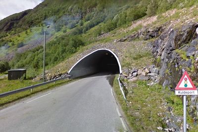  Dette er er østre portal til Sifjordura tunnel. Den inngår i fylkesveg 232 som blant annet gir fiskeværet Grunnfarnes forbindelse til vegnettet. 