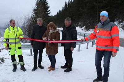 Snoren ble klippet av fylkesråd Anne Karin Torp Adolfsen, her sammen med ordførerne Norvald Illevold i Rendalen og Terje Hoffstad i Stor-Elvdal. Byggeleder Ola Alme i Statens vegvesen (t.h.) og anleggsleder Frank Mellemstuen i Gjermundshaug Anlegg AS holder snora.