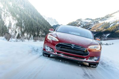 Klager på hjuloppheng på Tesla-modeller har ført til tilbakekalling i Kina, etterforskning i USA, og også en undersøkelse i Norge.