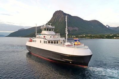 Dette er MF "Hornstind" som ble levert fra Fiskerstrand Verft i Sula tidligere i år. Den går i sambandet Horn-Andalsvåg i minst et år til. 