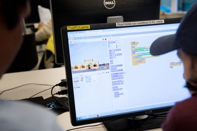 Det er det visuelle programmeringsspråket Scratch som benyttes når barn skal lære seg koding i grunnskolen.