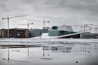 Nye Deichmanske bibliotek, til venstre for Operaen, under bygging i Bjørvika.