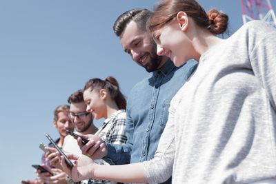 Får du gjør hva dyu vil med den, så er alt i sin skjønneste orden. Det er når du må legge vekke mobilen at reaksjonen inntreffer.