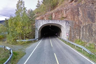 Dette er østre portal til den 514 meter lange Råumtunnelen som inngår i fylkesveg 55 langs nordsiden av Gaupnefjorden. De som vil oppgradere den, må gi anbud innen 8. februar. (
