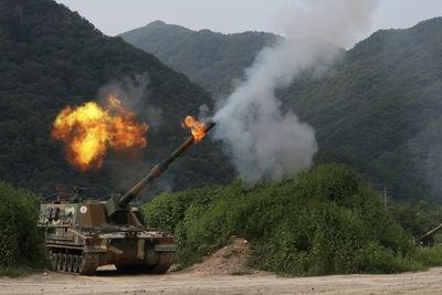 Dette bildet av en K9 som skyter ble tatt samme dag som ulykken skjedde, fredag 18. august i fjor, på det som da var den største artilleriøvelsen Sør-Korea har gjennomført noen gang, like ved grensa mot nord.