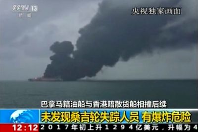 Svart røyk dekker store områder der den havarerte oljetankeren Sanchi ligger utenfor den kinesiske kysten. Håpet er at mest mulig av oljen om bord brenner opp og ikke havner i sjøen.