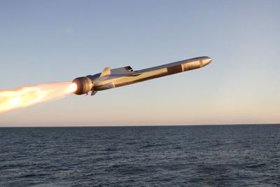Kongsberg Defence & Aerospace skal levere flere Naval Strike Missile (NSM) med tilhørende utstyr til Sjøforsvarets fregatter og korvetter.