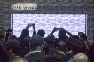 Ekte LED-TV: Samsungs nye 146 tommer "the Wall" store demonstasjon av MicroLED var imponerende og vi var ikke de eneste som synes dette var et flott syn.