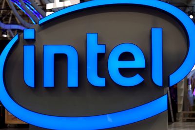 Illustrasjonbilde: Intel-logo ved standen til Intel under Cebit-messen i 2017.