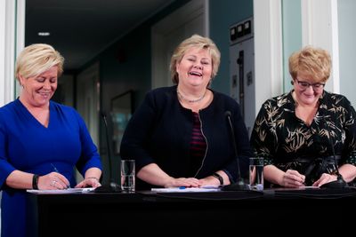 Partilederne Erna Solberg (H) (midten), Siv Jensen (Frp) (t.v.) og Trine Skei Grande (V) på Hotel Jeløy Radio etter at Venstre har besluttet at de vil gå inn i regjering med Høyre og Frp.Foto: Lise Åserud / NTB scanpix