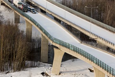 E18 i Vestfold ble stengt i begge retninger etter at Skjeggestadbrua i Holmestrand falt delvis sammen 2. februar 2015. Grunnforholdene medvirket til kollapsen.