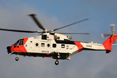 Her tar det nye AW101 redningshelikopteret av fra fabrikken i Yeovil, på vei til Norge.  