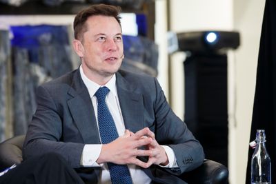 Teslagrunnlegger Elon Musk har signert ny kontrakt med Tesla og knytter seg opp mot elbilgiganten i de neste ti årene. Her er han på konferansen Grønn Omstilling i Oslo i 2016