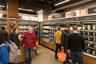 Amazon Go åpnet sin første butikk denne uken.  Gå inn i butikk, plukk med deg det du vil ha, og ta med deg varene hjem. Alle kjøp blir i utgangspunktet registrert automatisk, men ikke alltid.