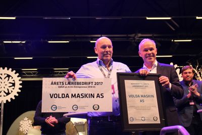 Jon Grebstad i Volda Maskin mottar prisen «Åres lærebedrift» fra statsråd Jan Tore Sanner.
