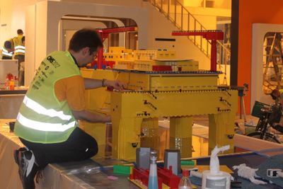 Pužar i full konsentrasjon under byggingen av en Lego-modell av en oljeplattform på oppdrag fra Aibel. Den ble utstilt på oljemessen Offshore Northern Seas i 2012. Nå står den ifølge Pužar resepsjonen til Aibel.