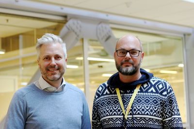 Einar Myreng (til venstre) og Lars-Cyril Blystad står bak start-upen Next Signal, som bruker beacon-teknologi til universell utforming for hørselshemmede og synshemmede.