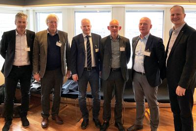 Fra venstre mot høyre. Dag Aas, Spenncon Rail AS. Asbjørn Hermstad, Spenncon AS. Lars Petter Lund, Spenncon Rail AS, Kees Quartel, Spanbeton B.V. John-Erik Reiersen, Betongelementforeningen. Ytterst til høyre samferdselsminister Ketil Solvik-Olsen,.