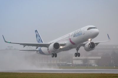 Det første A321LR-flyet fløy for første gang fra Airbus-fabrikken i Hamburg onsdag 31. januar. MSN7877 er utstyrt med CFM Leap-1A-motorer.