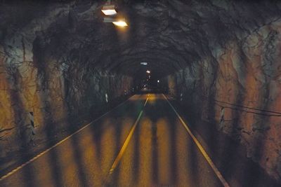 Dette er Beitlatunnelen i Vaksdal kommune. Mye rart skal skje hvis ikke den og Langhelletunnelen blir oppgradert av Flage Maskin fra nabokommunen Voss