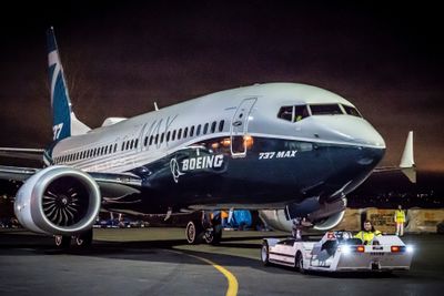 Første 737 MAX-7 taues ut fra lakkeringshangaren i helga for en seremoni for Boeing-ansatte.