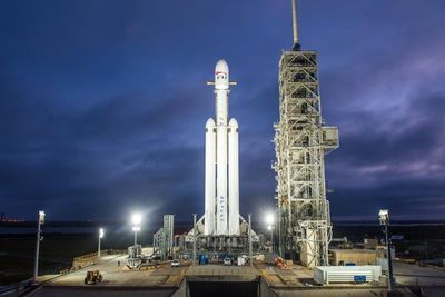 SpaceX skal bruke Falcon Heavy til å sende romturister i bane rundt månen.