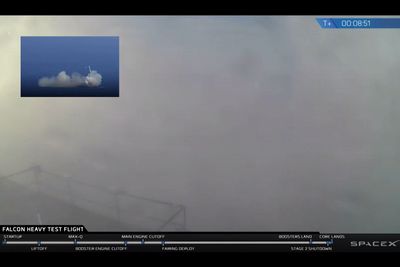 Skjermbilde fra livestrømmen til til SpaceX med innfelt bilde av tidligere feil ved landing på havlekteren.