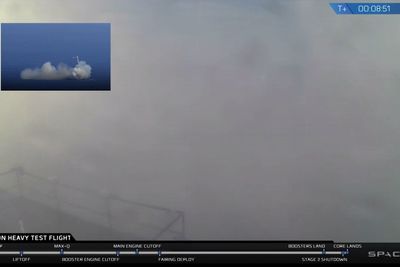 Skjermbilde fra livestrømmen til SpaceX med innfelt bilde av tidligere feil ved landing på havlekteren.
