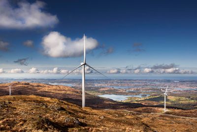 Midtfjellet vindpark har utvidet parken med 11 nye turbiner i juni. Men hvem forbruker strømmen de produserer?