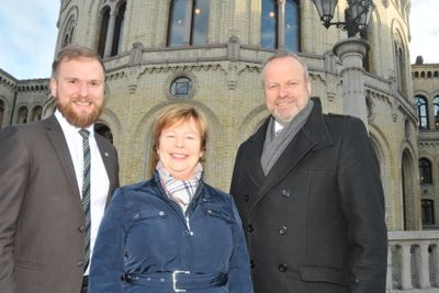 Sp-representantene Wilfred Nordlund, Siv Mossleth og Ivar Odnes vil ha stortinget med på en redningsplan for fylkesvegene.