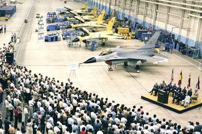 Dette bildet er fra utrullingsseremonien for det første produksjonseksemplaret av F-16 i august 1978, der vi ser Norge er representert sammen med resten av EPAF-nasjonene som hadde bestilt fly.