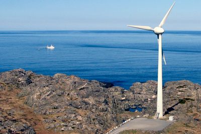 Helt ute i havgapet på Utsira står en av to vindturbiner. De har stått der siden 2004. Nå har Solvind søkt om å etablere en ny vindpark på Utsira og da vil også turbinene i Utsira I byttes ut.  