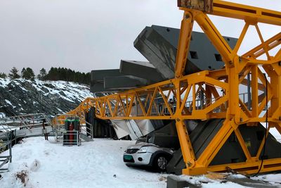 Uvær: Det gikk hardt ut over en bil da vinden veltet en 40 meter høy kran på et industriområde på Ottersøy i Trøndelag i januar. Illustrasjonsbilde.