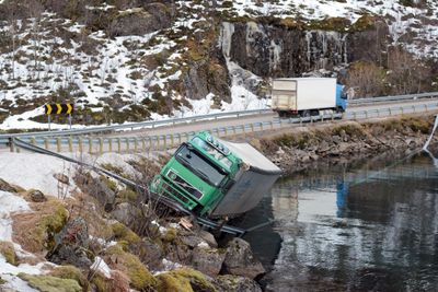 Utestengt: Vegvesenet hadde ikke tid til å vente på berging av den latviske traileren.   Foto: Erik Jenssen  