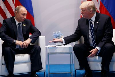 Mens Donald Trump har sagt at han tror på Vladimir Putin som sier at Russland ikke forsøkte å forstyrre den amerikanske valgkampen i 2016, er konklusjonen en annen når det gjelder NotPetya. Her er de to avbildet under G20-møtet i Hamburg i juli 2017, bare dager etter at NotPetya-angrepet brøt løs.