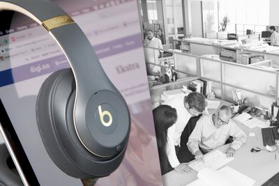 Beats Studio3 demper godt støy i kontoromgivelser, men er ikke like god på å dempe «småprating» i bakgrunnen som konkurrenten Bose.