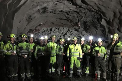 Arbeidsgjengen til BetonmastHæhre på røysa.