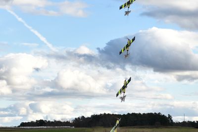 Dette time-lapse-bildet viser hvordan Eagleray XAV propellerer ut av vannet og opp mot himmelen.