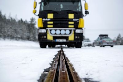 Svenskene mener de har et konsept som gjør det lettere å bruke elbiler med mindre batteripakker. En strømførende skinne freses ned i asfalten. Strømmen overføres via en arm som henger under kjøretøyet.