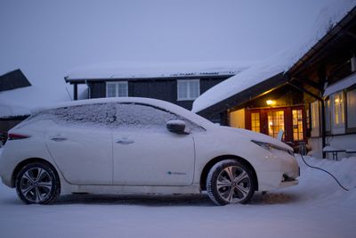 En Nissan Leaf lader batteriet i snøen.