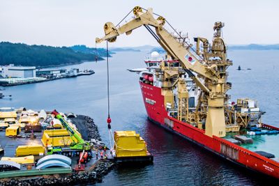 Transport: De tre modulene er på vei til Fognafjorden. De to største er produsert hos CSub i Arendal, den tredje hos Pipex i England. 