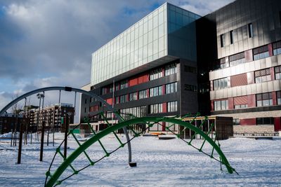 Snøen dekker grunnen foran den bygningsintegrerte solcelle-fasaden på Brynseng skole. Det gir en god produksjon  - også gjennom vinteren.