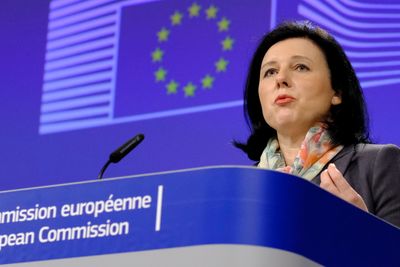 EU-kommissæren for blant annet justis, Vera Jourova, har bekreftet at det arbeides med en lov om utlevering av data på ikke-europeiske servere. Her er Jourova avbildet under en pressekonferanse i Brussel i januar 2018.