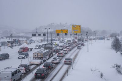 Kulden og snøværet fortsetter og lage utfordringer på Sørlandet. Trafikken gikk sakte gjennom Kristiansand både vestover og østover som vi ser her på E18. Foto: Tor Erik Schrøder / NTB scanpix