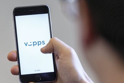 Mange Android-brukere sliter med å sende penger i Vipps. Nå kan det gå mot at Vipps blokkerer tredjepartsapper mens programmet kjører. Illustrasjonsfoto.